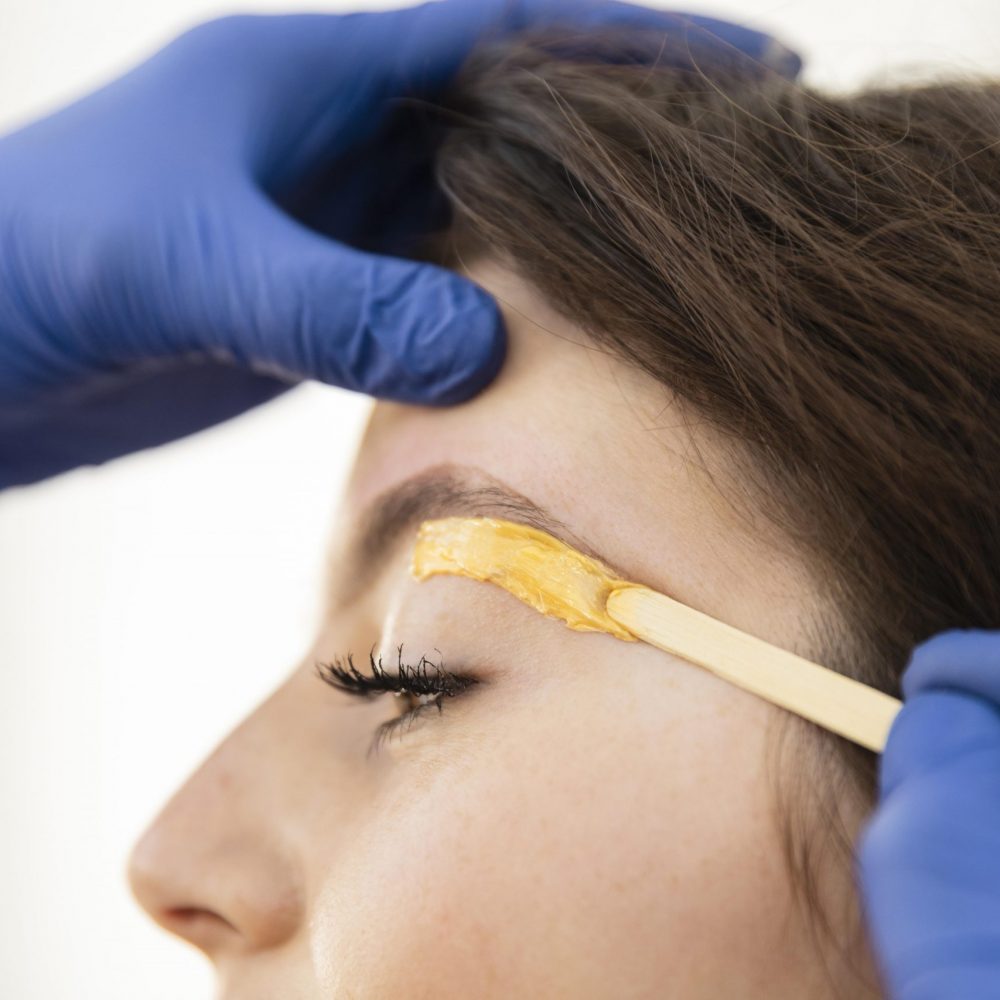 femme-obtenant-un-traitement-des-sourcils