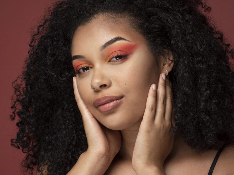 portrait-d-une-belle-femme-maquillee